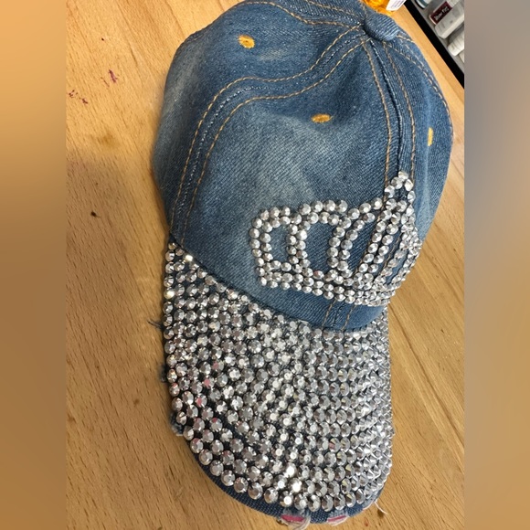 Crown ball cap with $earrings - Picture 4 of 5